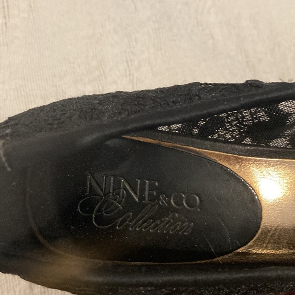 black lace heels size 8 pointy on the end of the heel - Picture 3 of 3